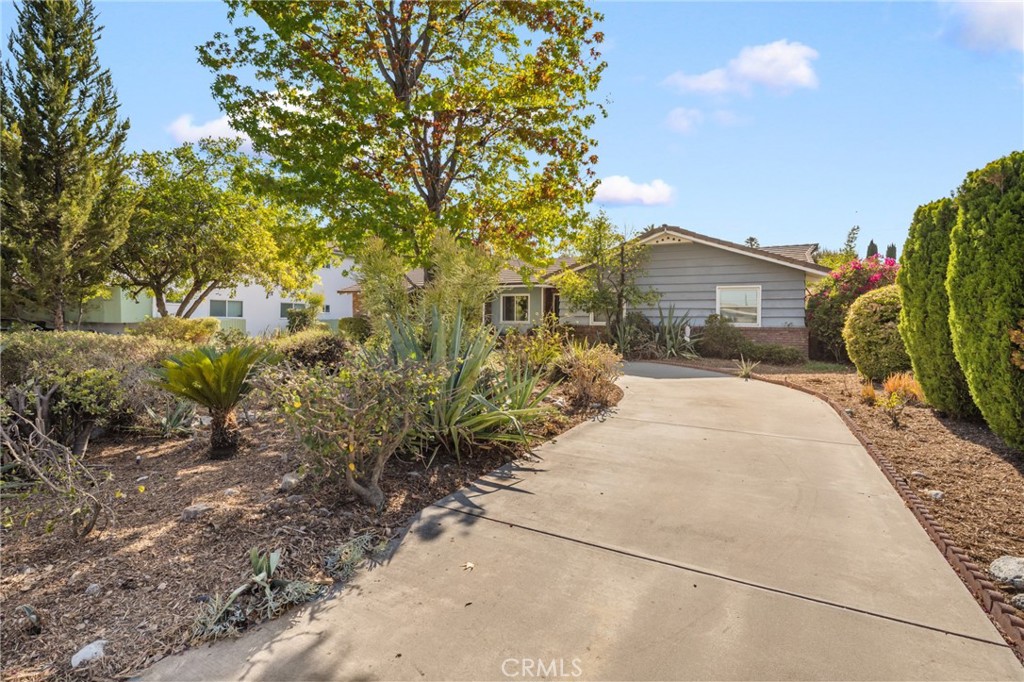 1121 Highland Oaks Drive