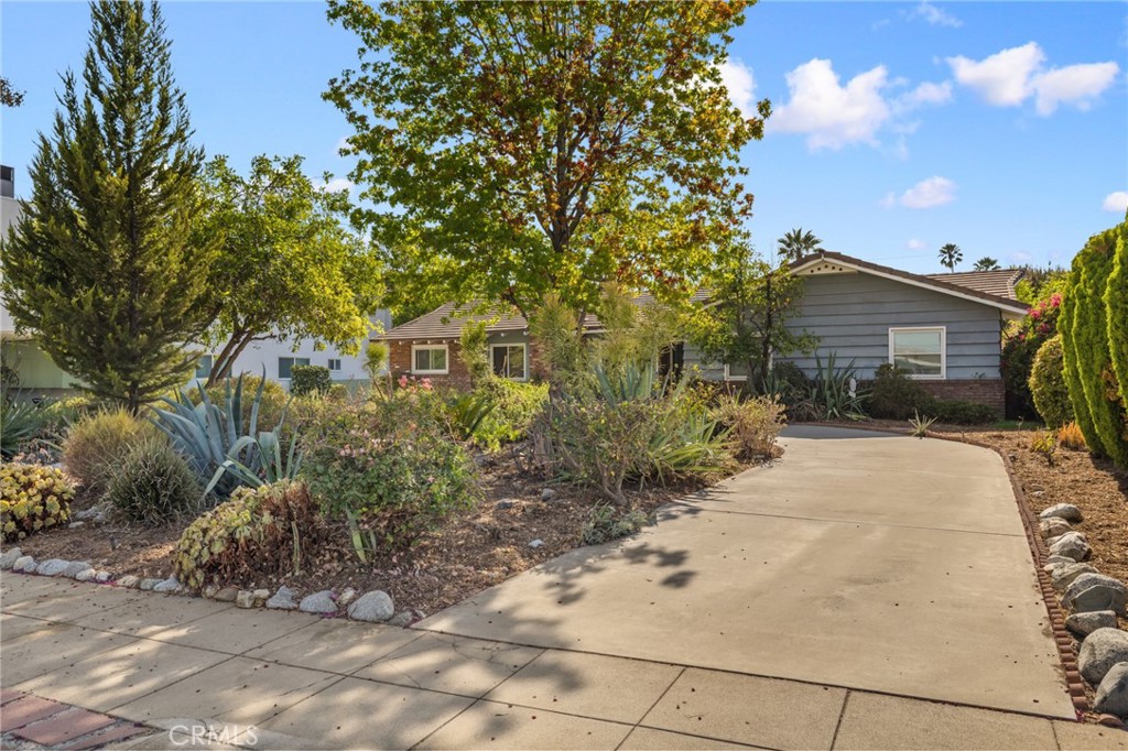 1121 Highland Oaks Drive