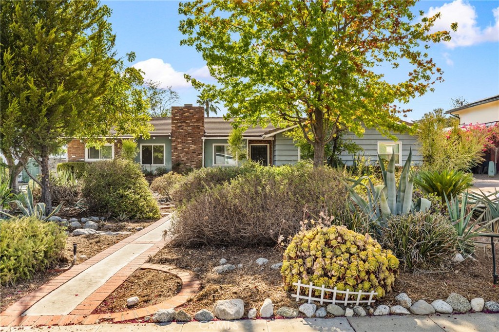 1121 Highland Oaks Drive