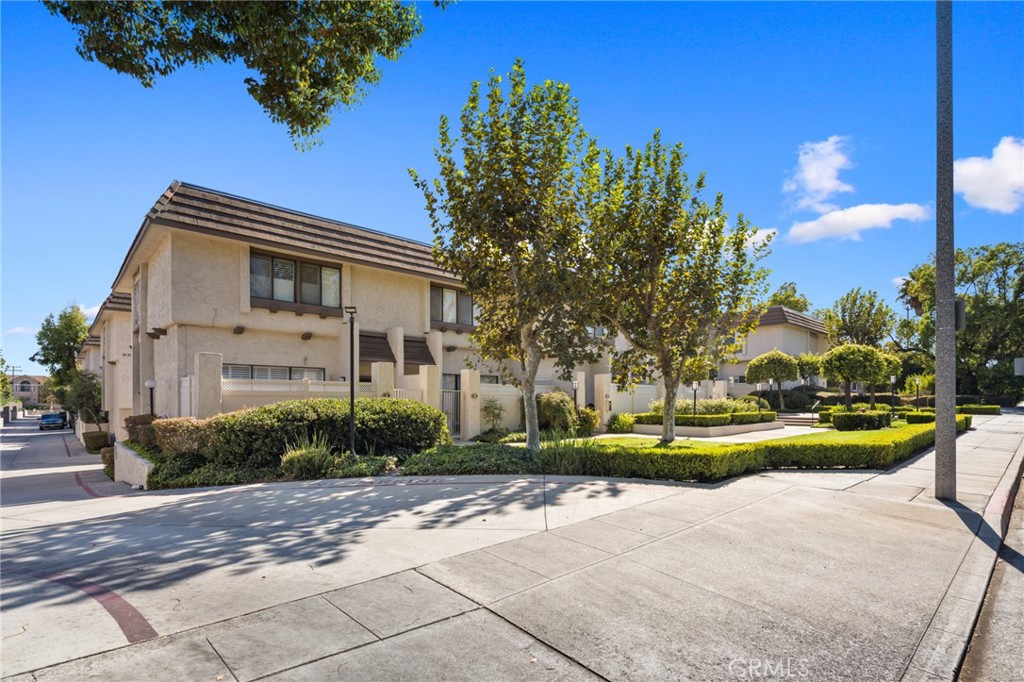 848 W Huntington Drive 18