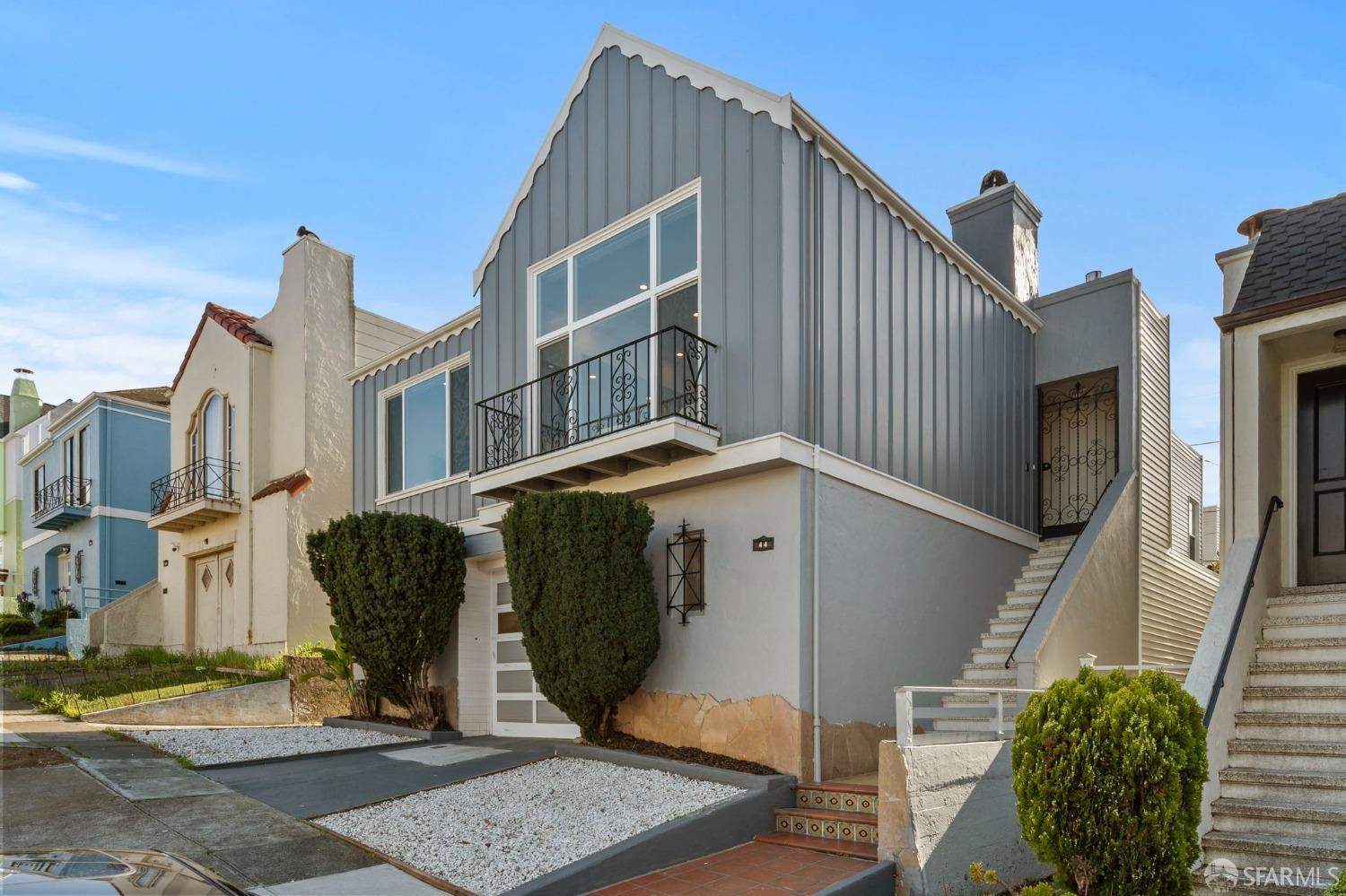 44 University Street