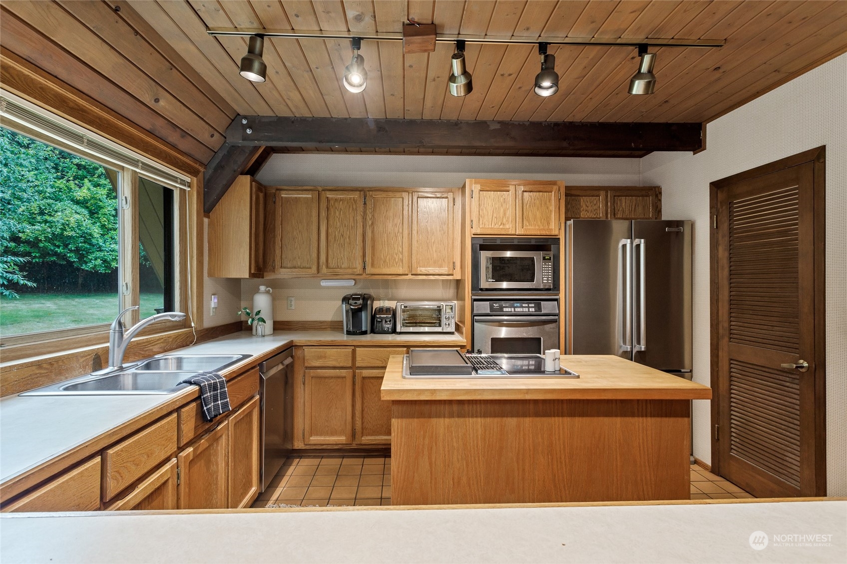 4748 NE Hendrickson Road