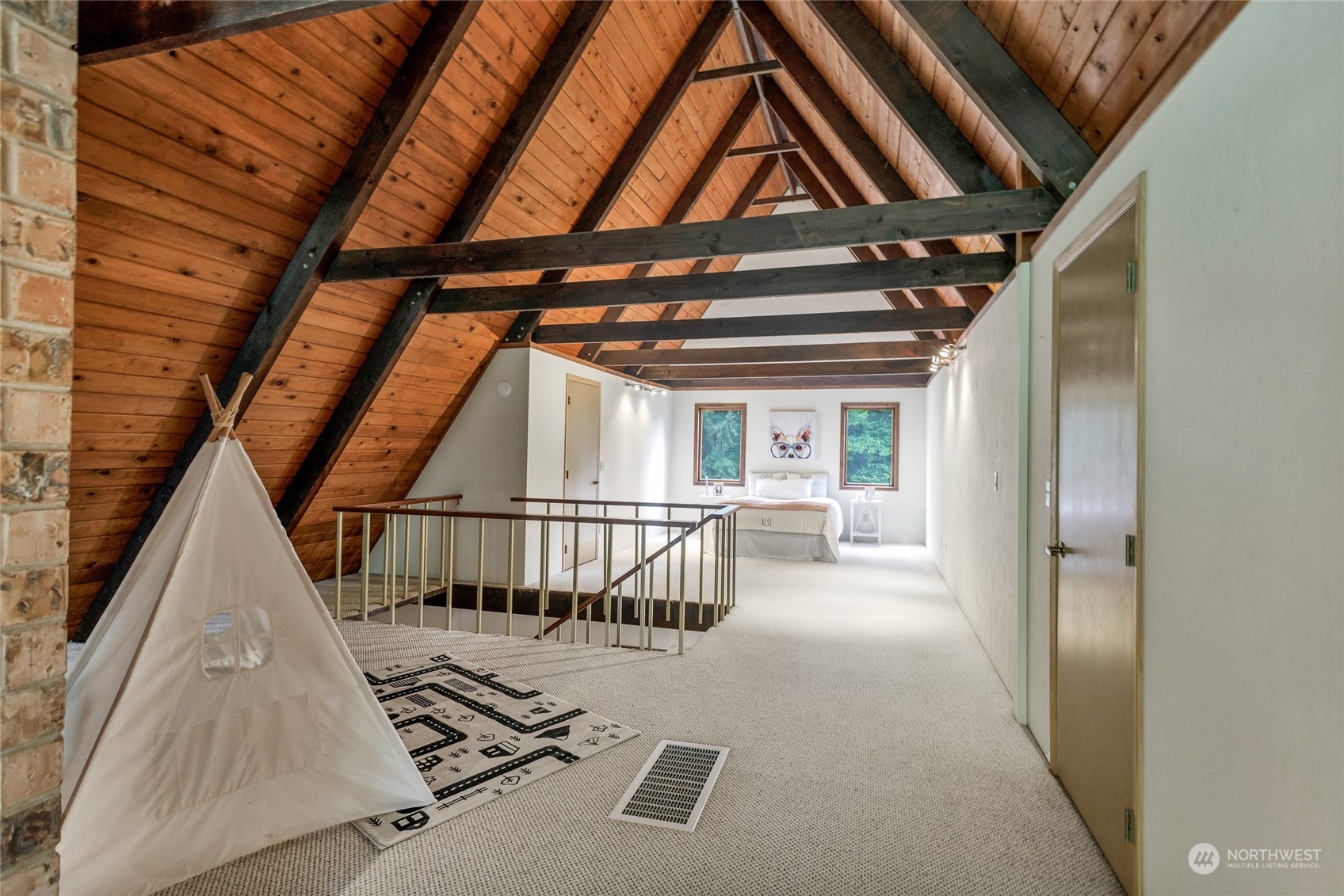 4748 NE Hendrickson Road