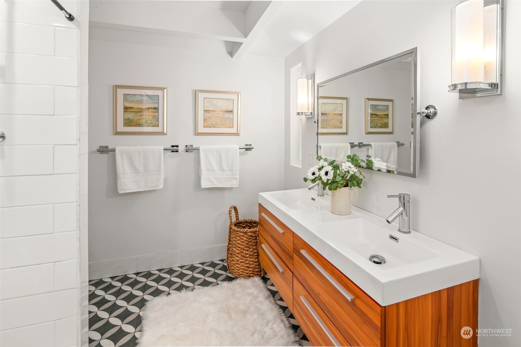 6205 Harbor Crest Drive NE