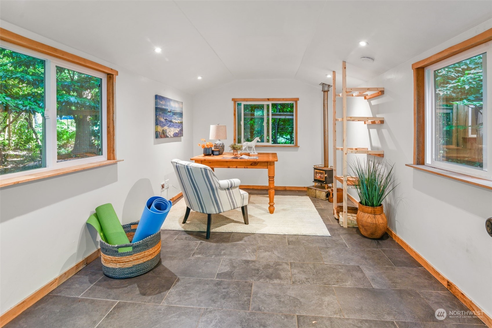 6205 Harbor Crest Drive NE