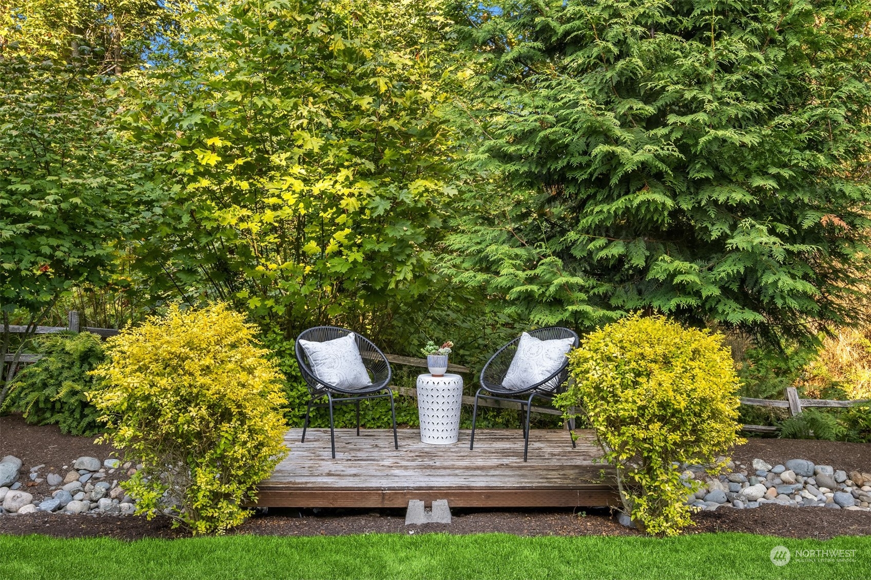 722 Ferryview Lane NE