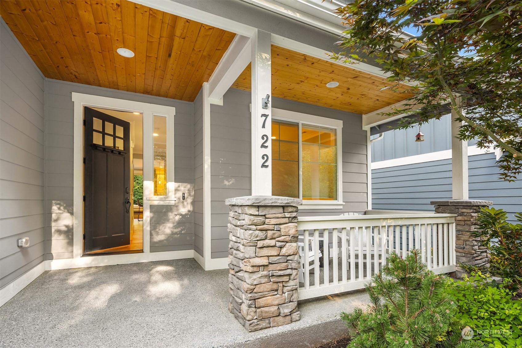 722 Ferryview Lane NE