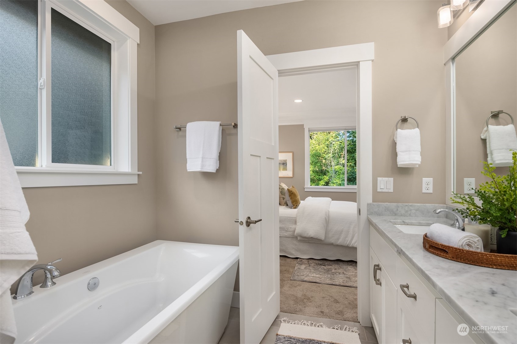 722 Ferryview Lane NE