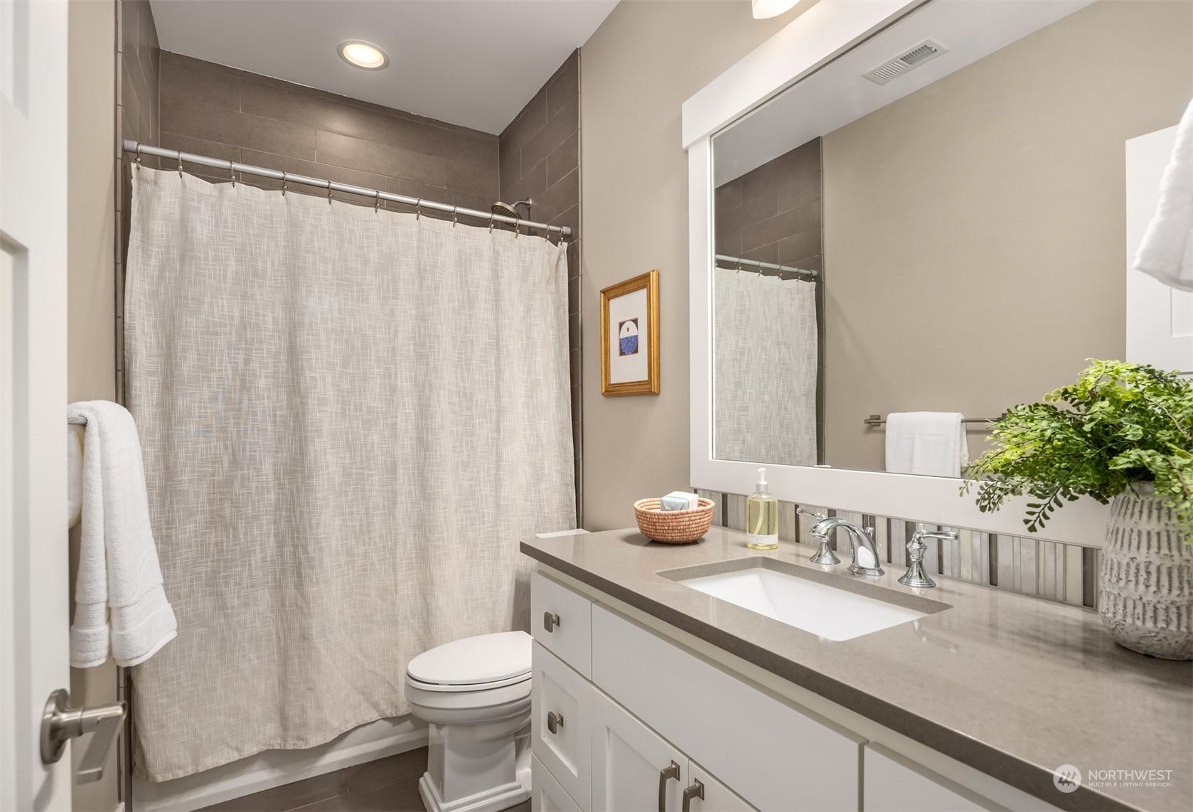 722 Ferryview Lane NE