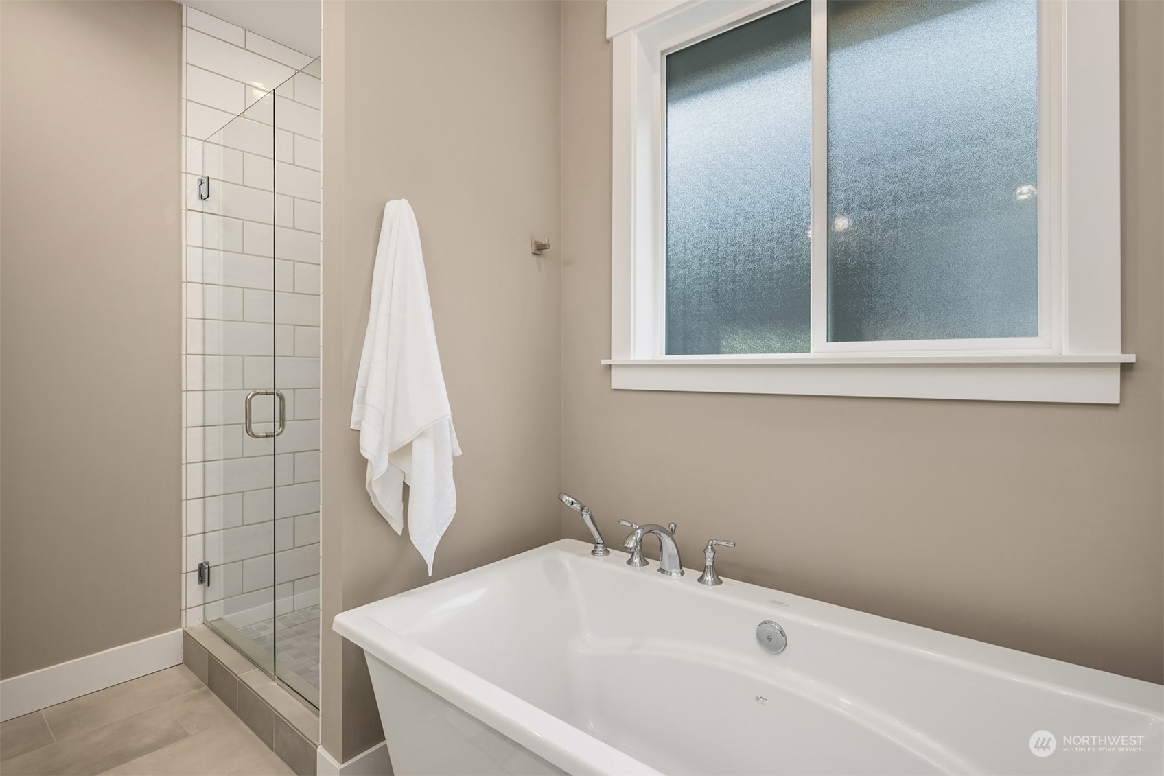 722 Ferryview Lane NE