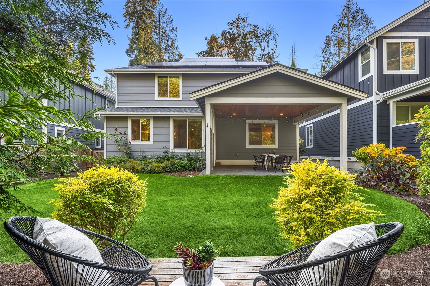 722 Ferryview Lane NE