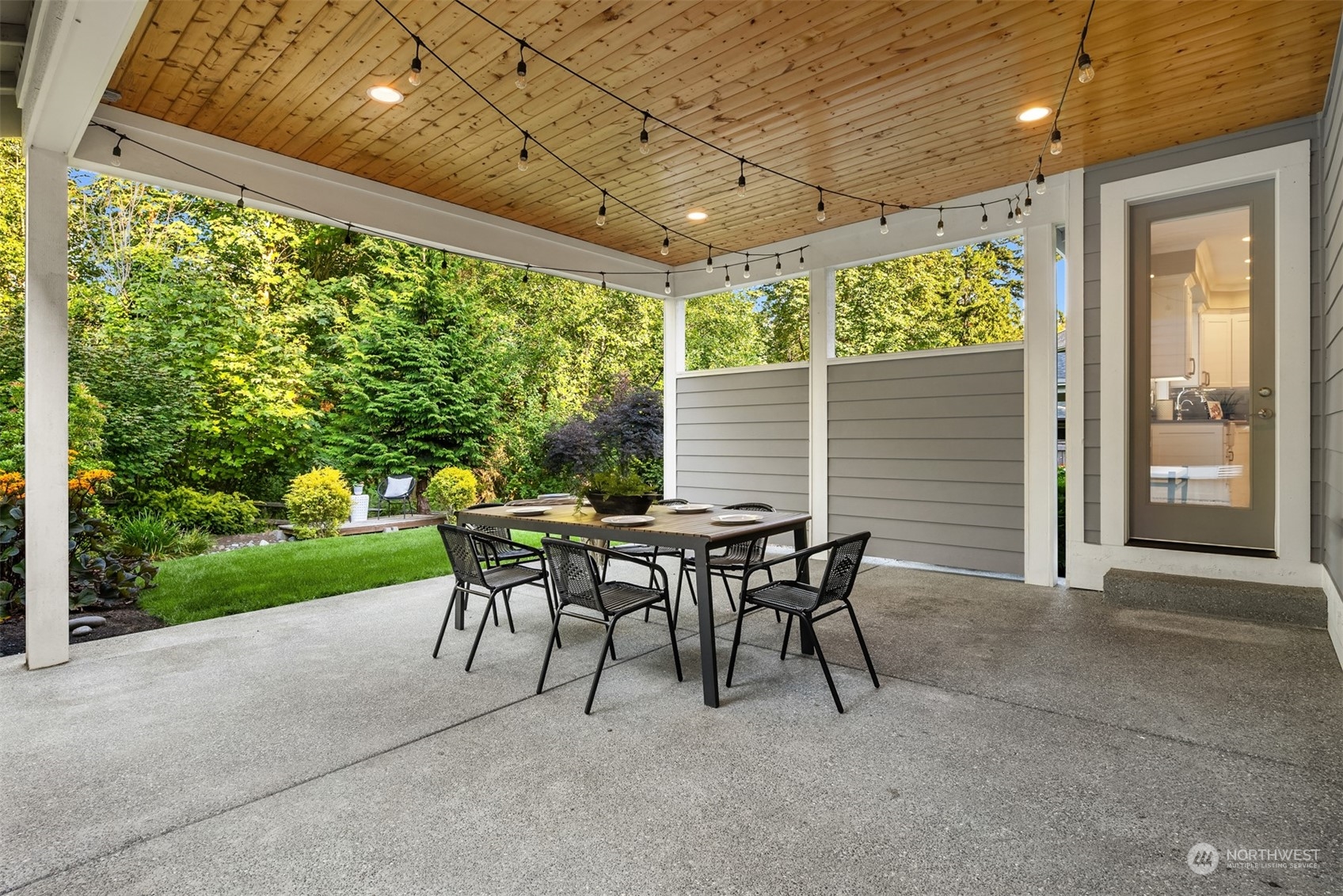 722 Ferryview Lane NE