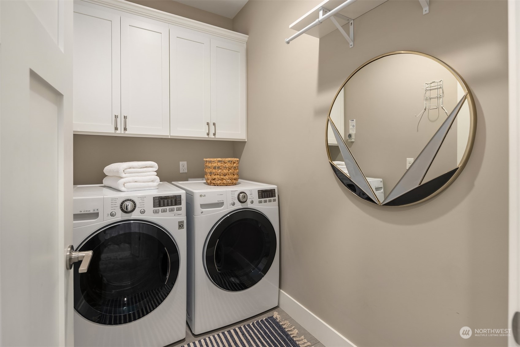 722 Ferryview Lane NE