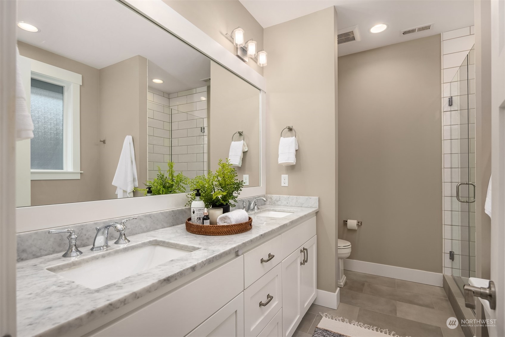 722 Ferryview Lane NE