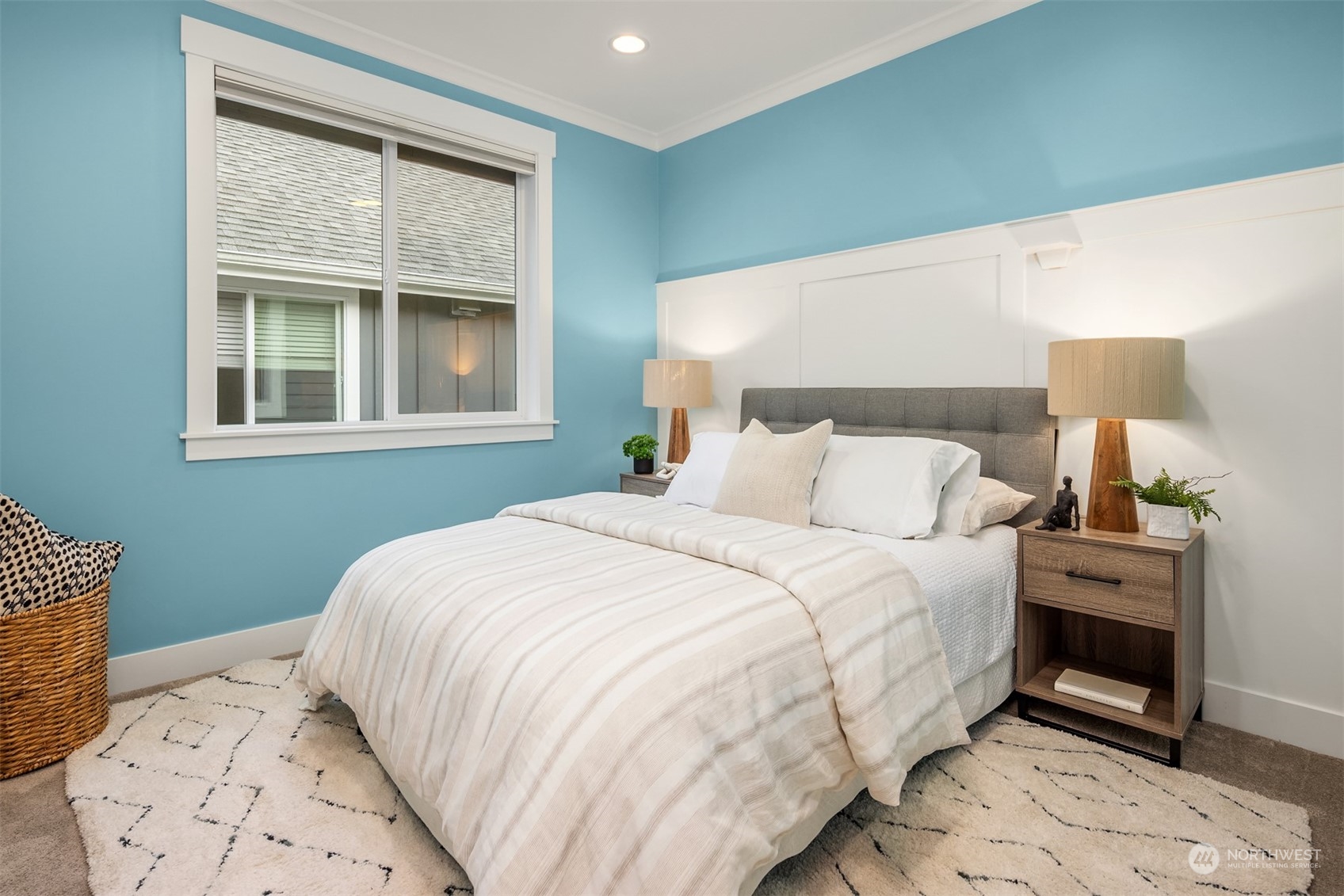 722 Ferryview Lane NE