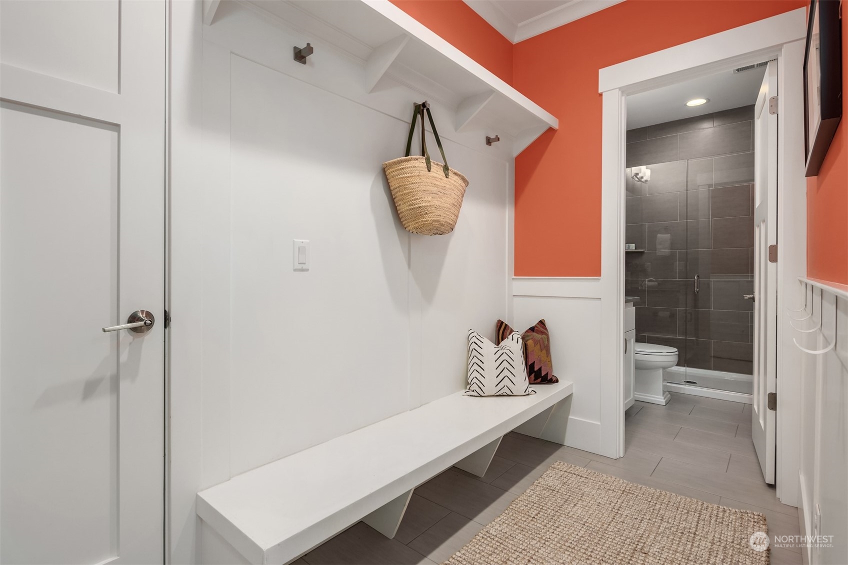 722 Ferryview Lane NE