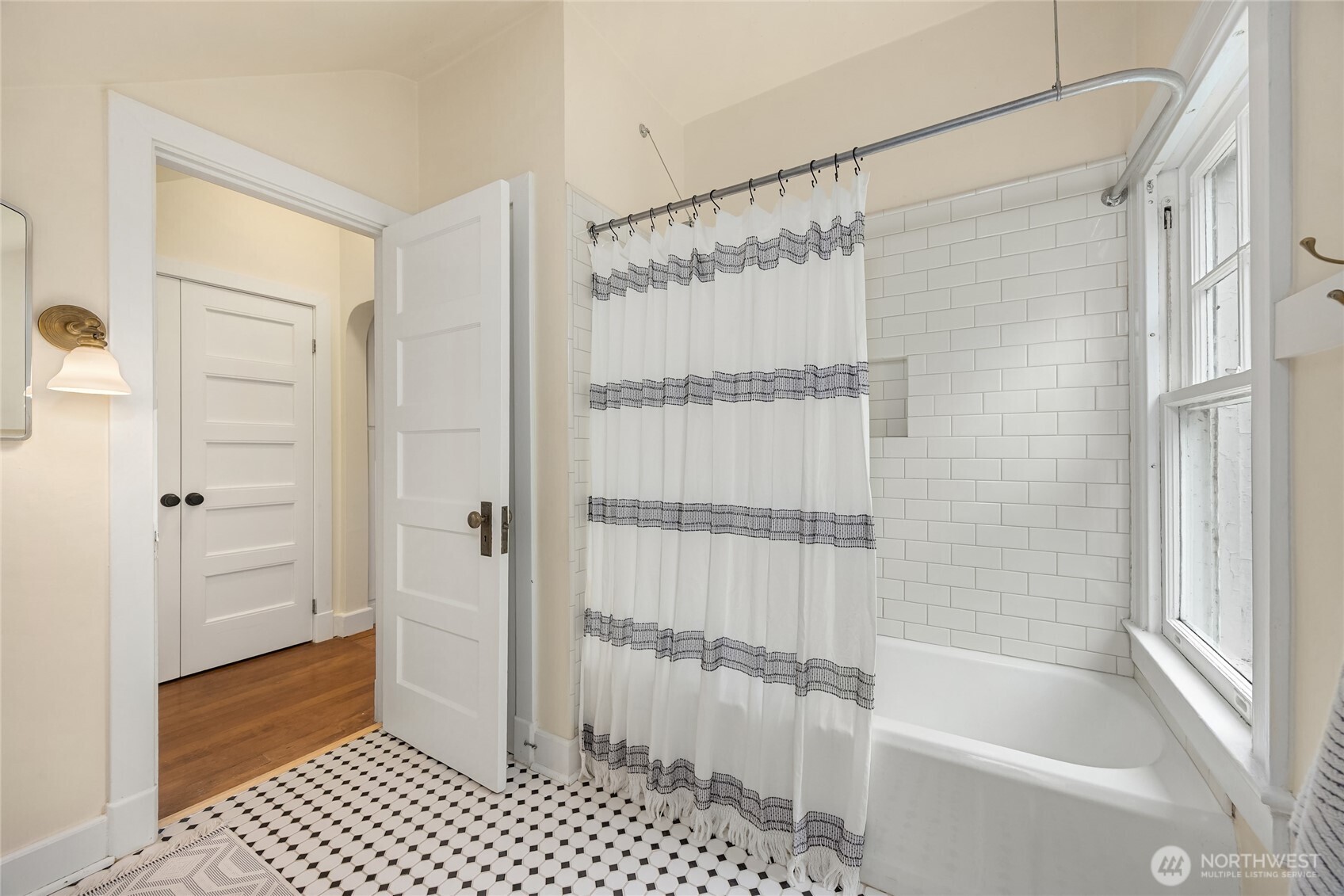 2213 NE Victorian Lane Unit: F