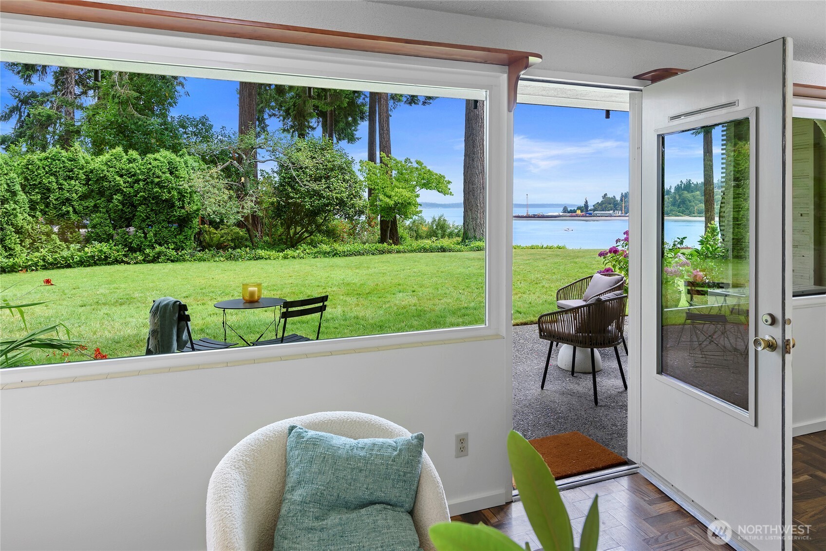 965 Winslow Way E Unit: 104