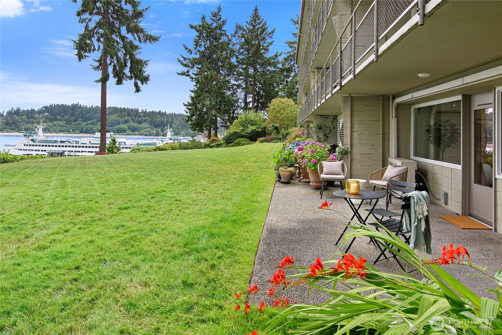 965 Winslow Way E Unit: 104