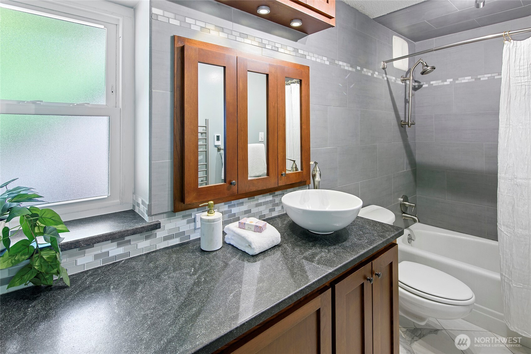 965 Winslow Way E Unit: 104