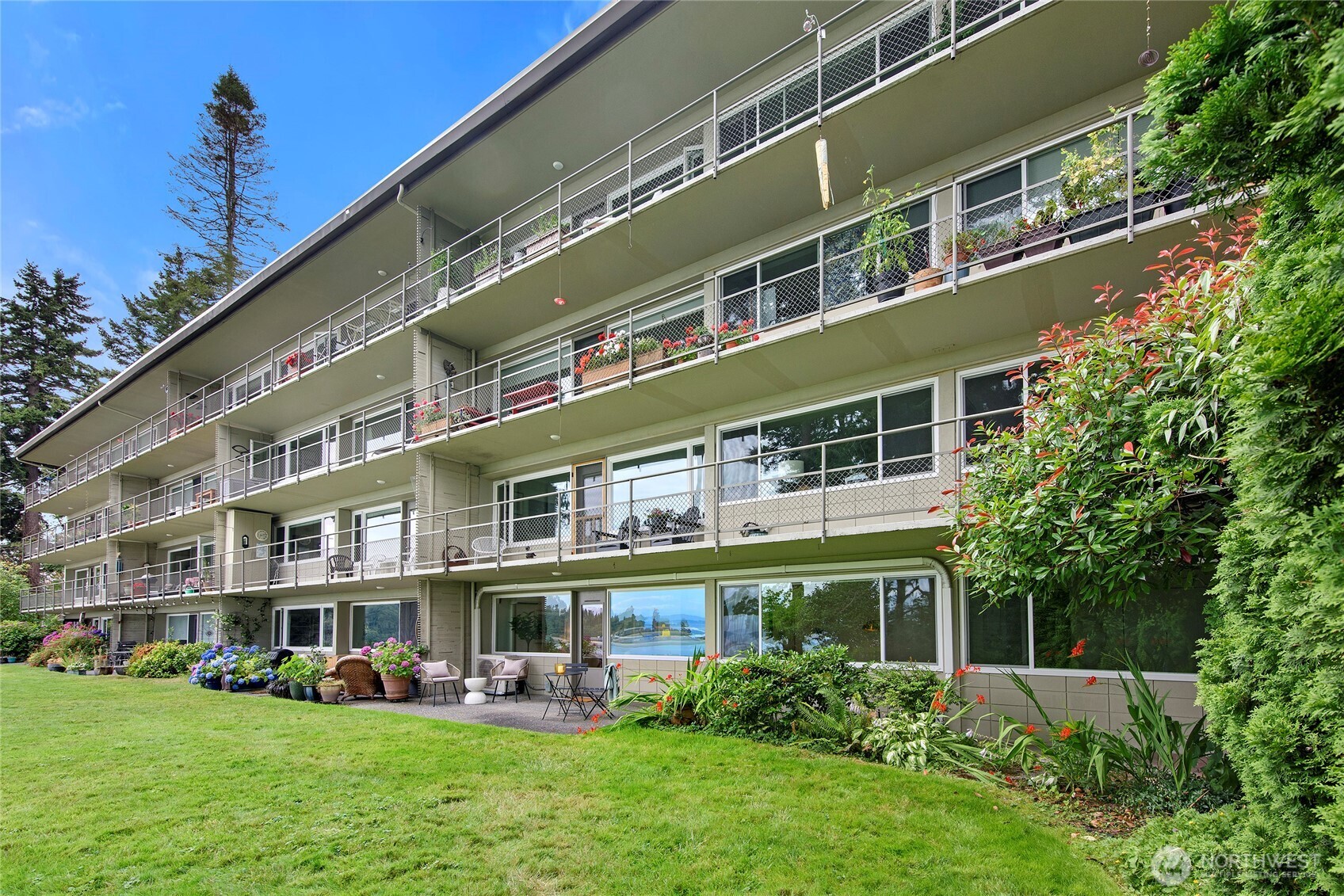 965 Winslow Way E Unit: 104