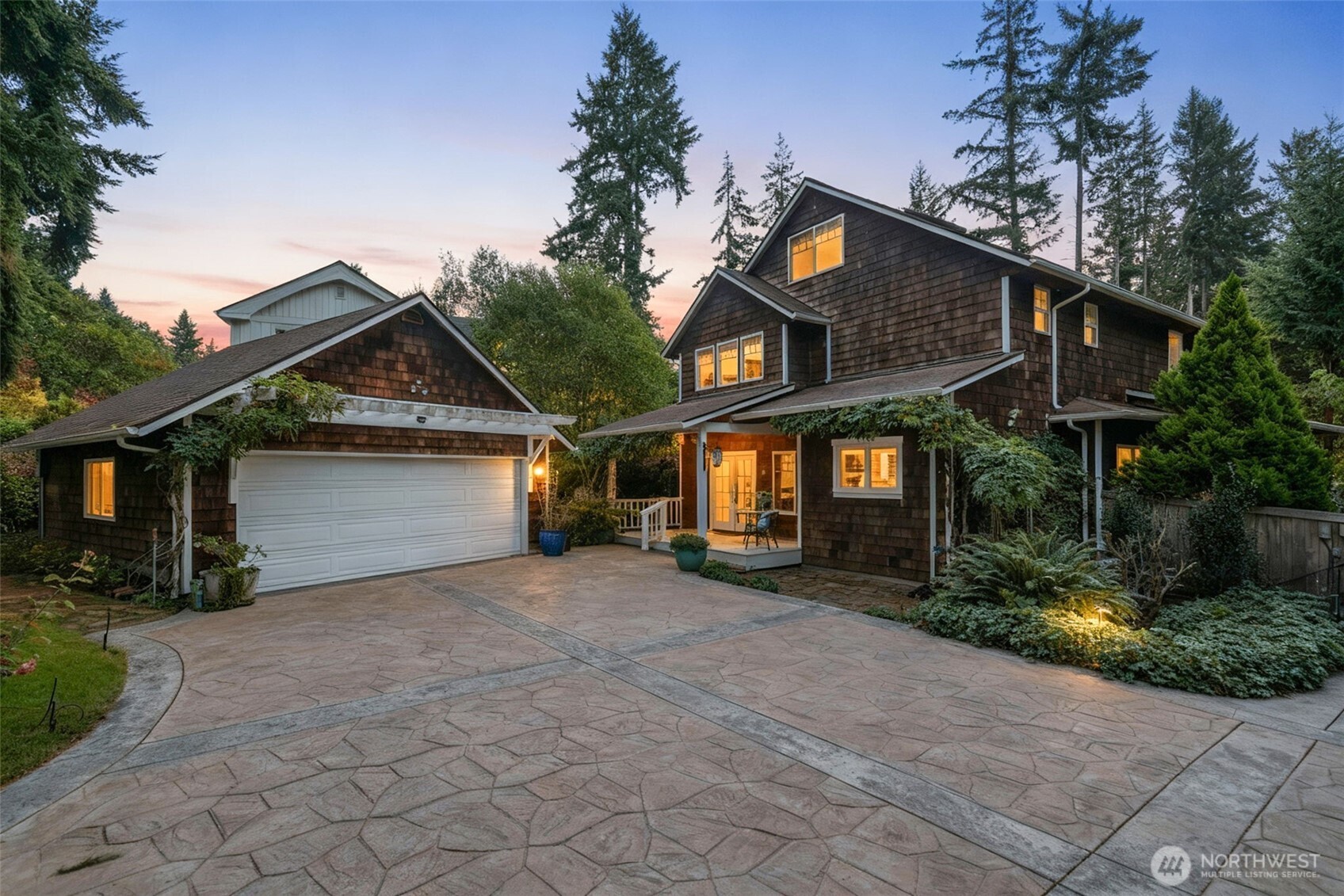 636 Janelle Place NW