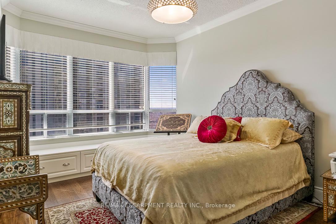 35 Kingsbridge Garden Circle 2706