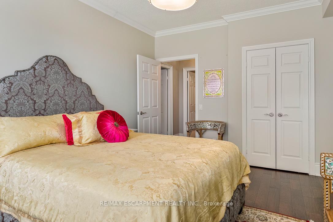 35 Kingsbridge Garden Circle 2706