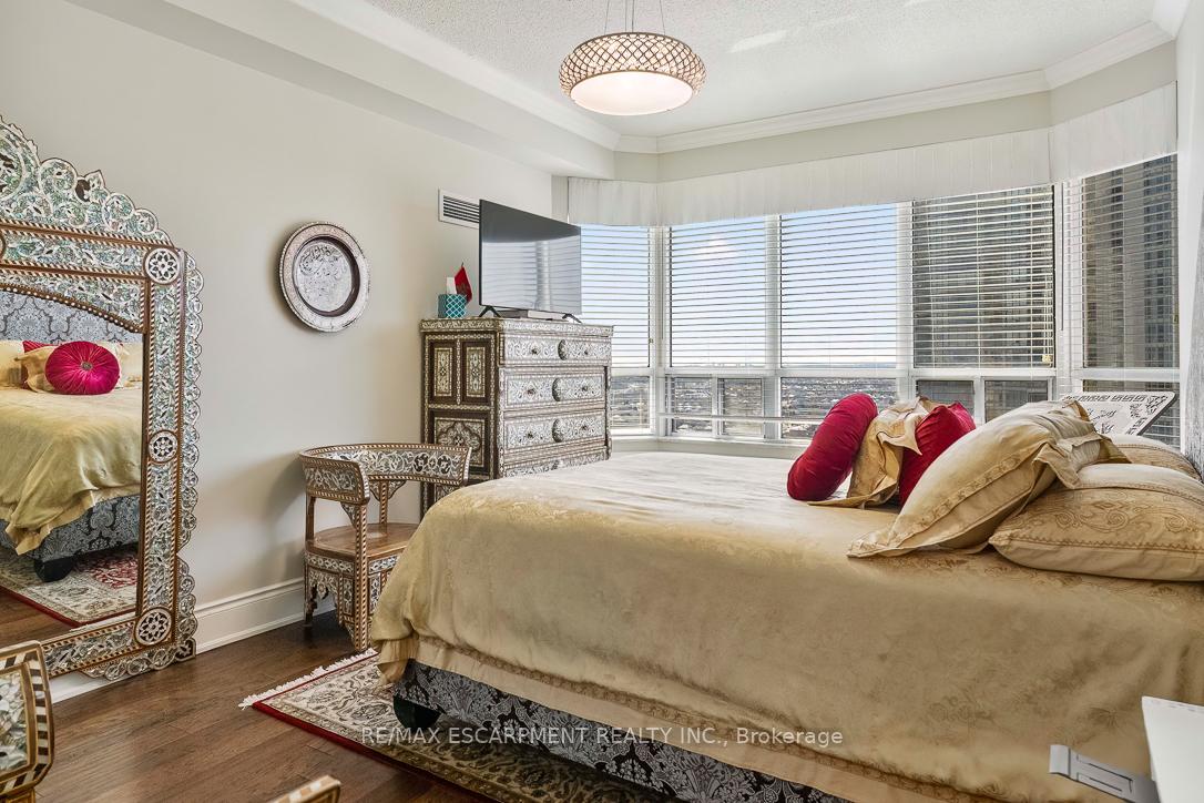 35 Kingsbridge Garden Circle 2706