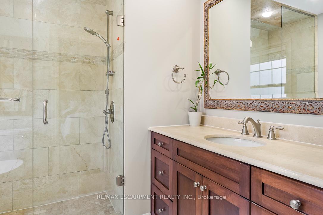 996 Cresthampton Lane