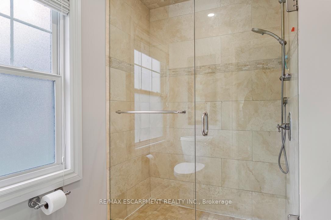 996 Cresthampton Lane