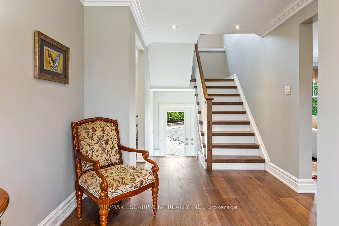 996 Cresthampton Lane
