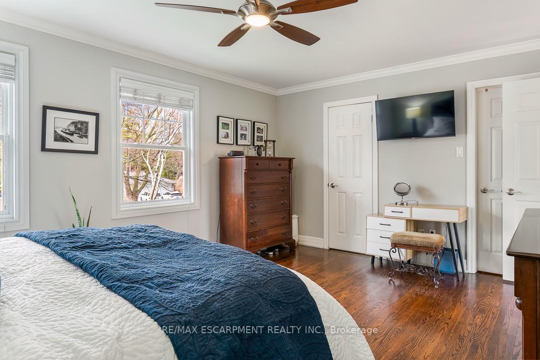 996 Cresthampton Lane