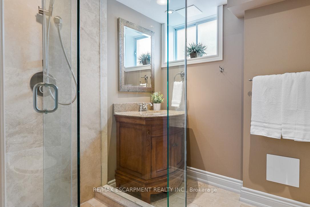 996 Cresthampton Lane