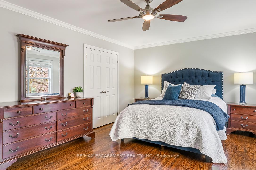 996 Cresthampton Lane