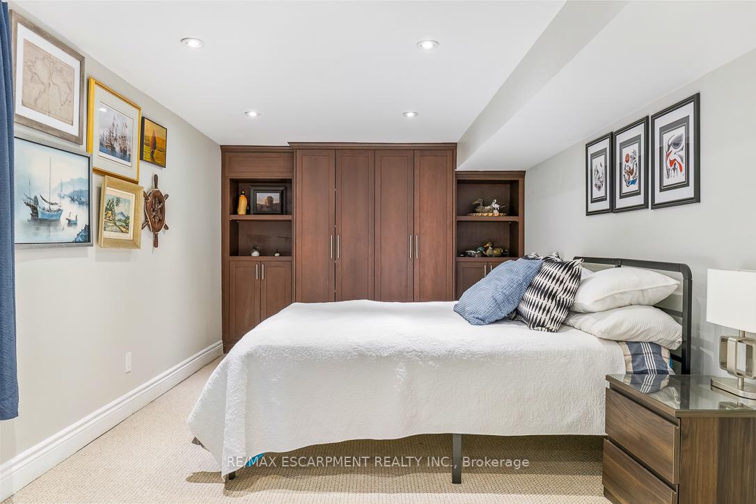 996 Cresthampton Lane