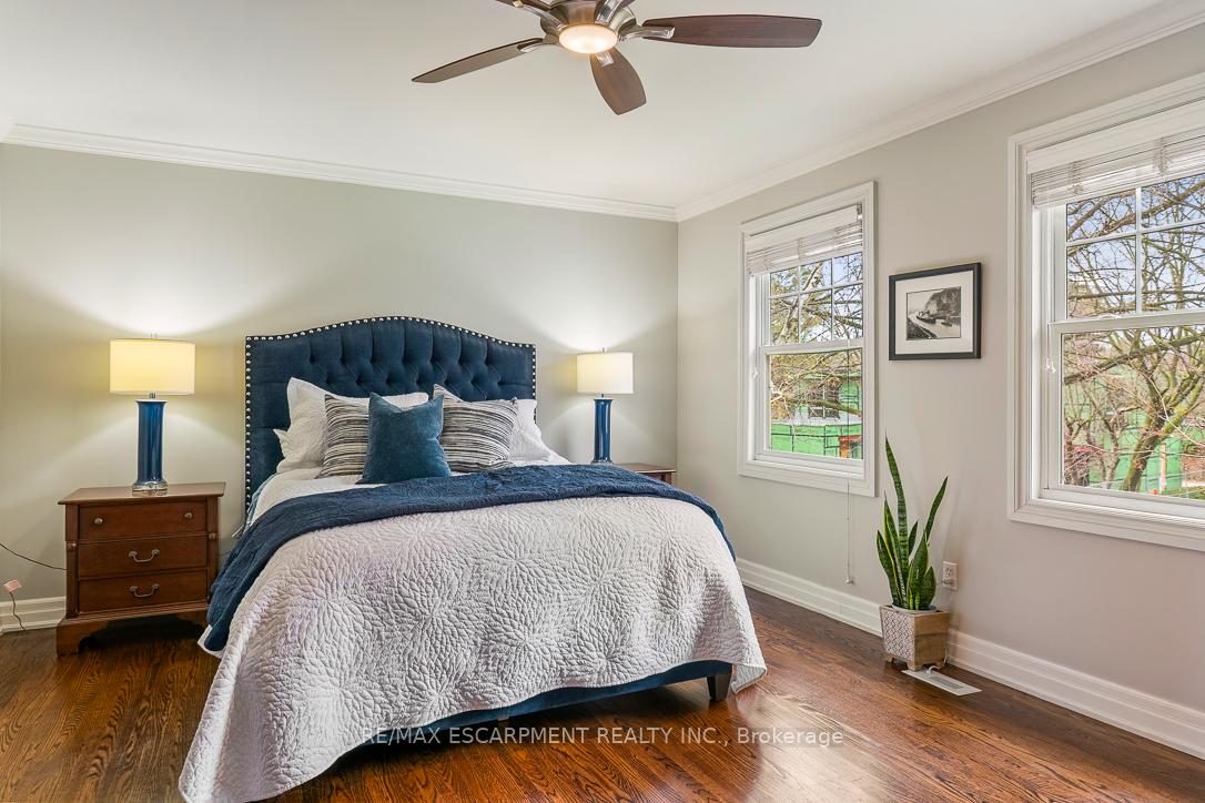996 Cresthampton Lane