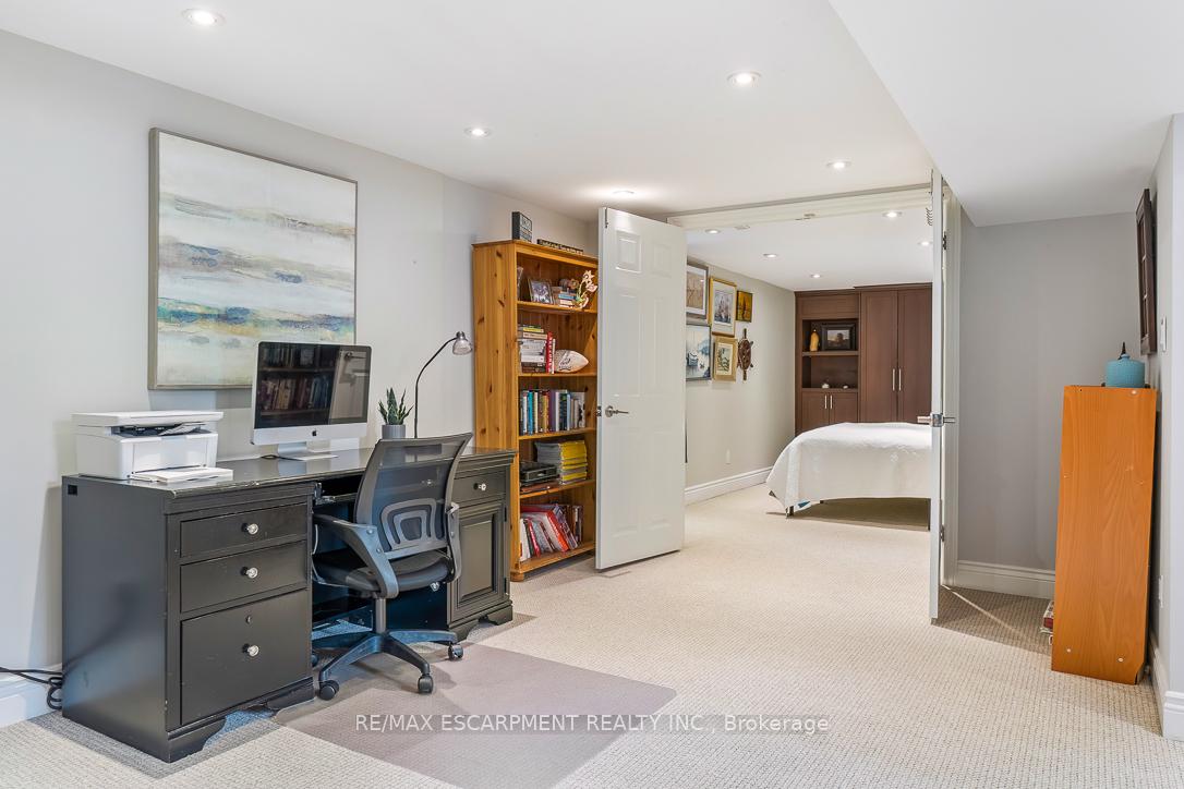 996 Cresthampton Lane