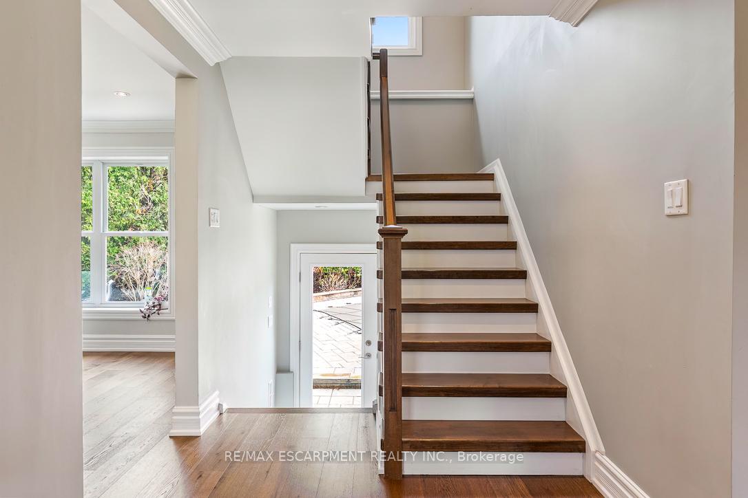 996 Cresthampton Lane
