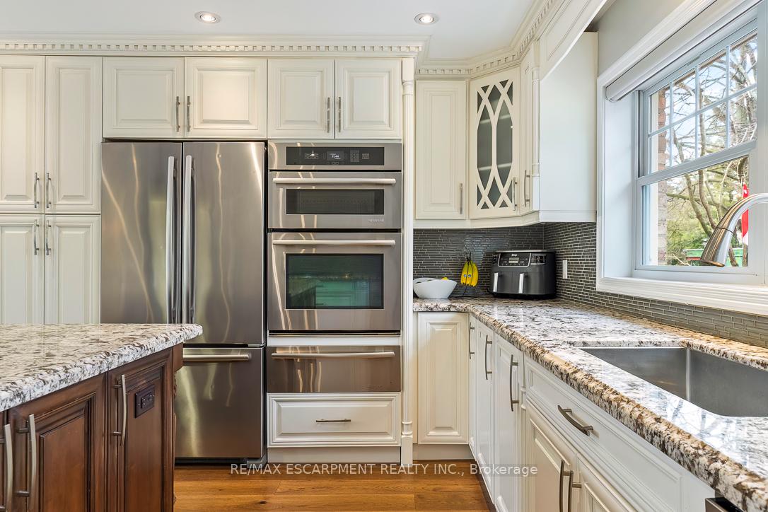 996 Cresthampton Lane