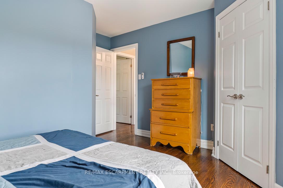 996 Cresthampton Lane