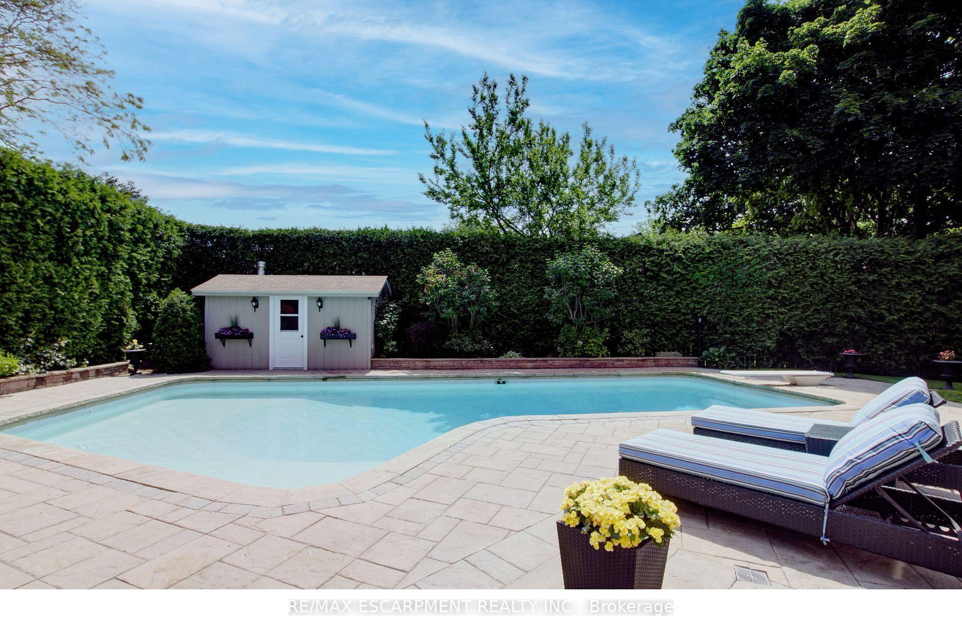 996 Cresthampton Lane