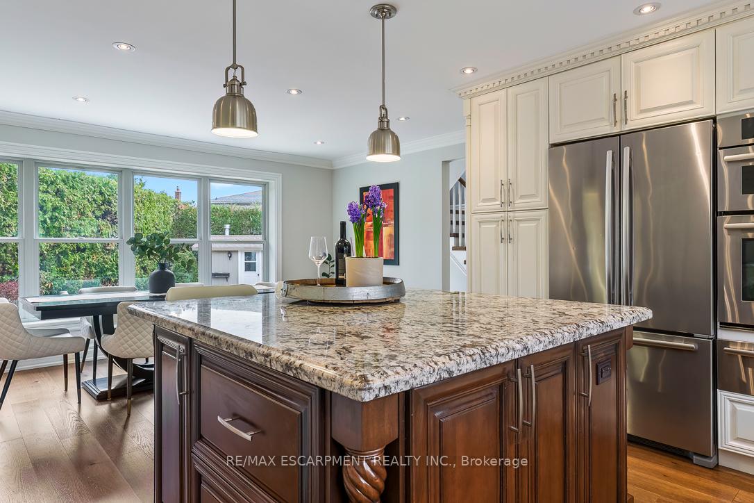 996 Cresthampton Lane