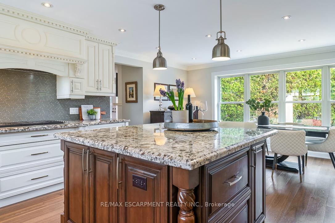 996 Cresthampton Lane