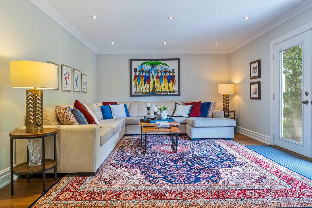 996 Cresthampton Lane