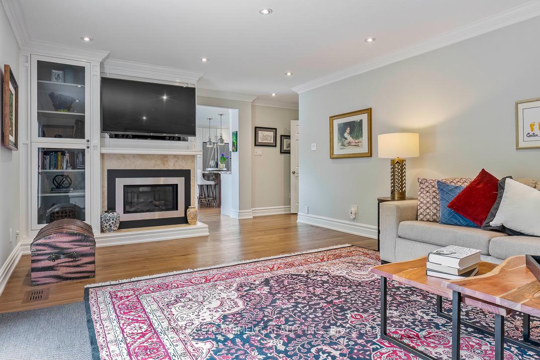 996 Cresthampton Lane