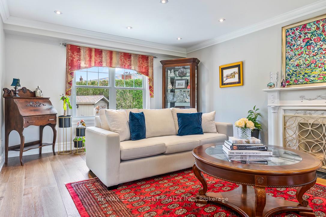 996 Cresthampton Lane