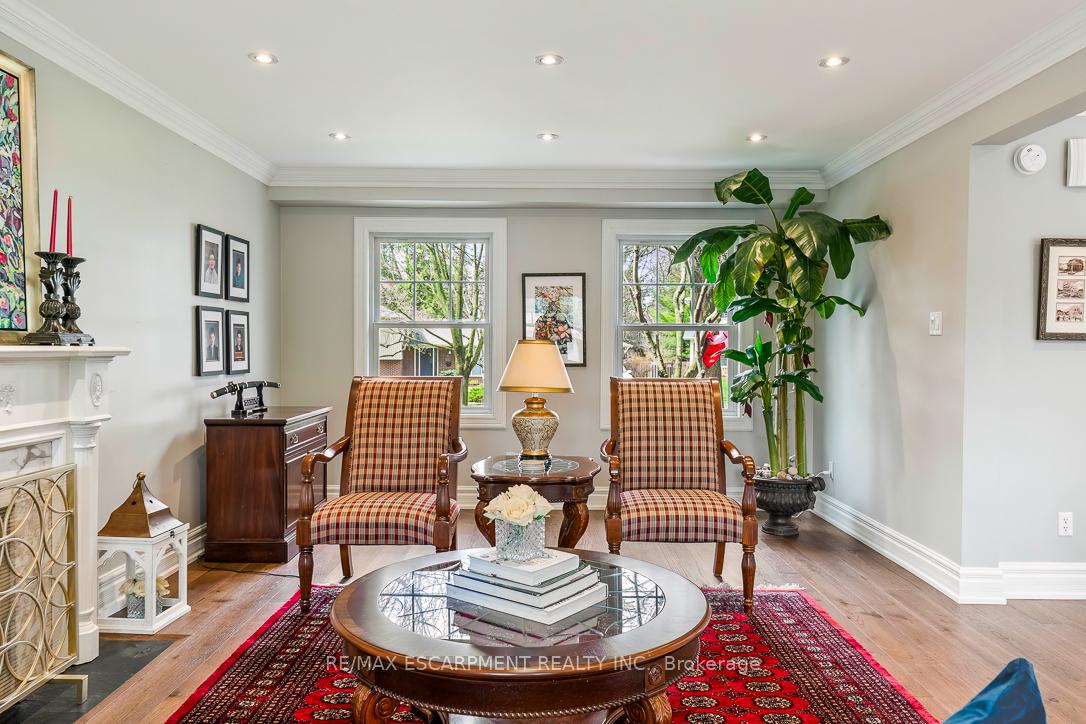 996 Cresthampton Lane