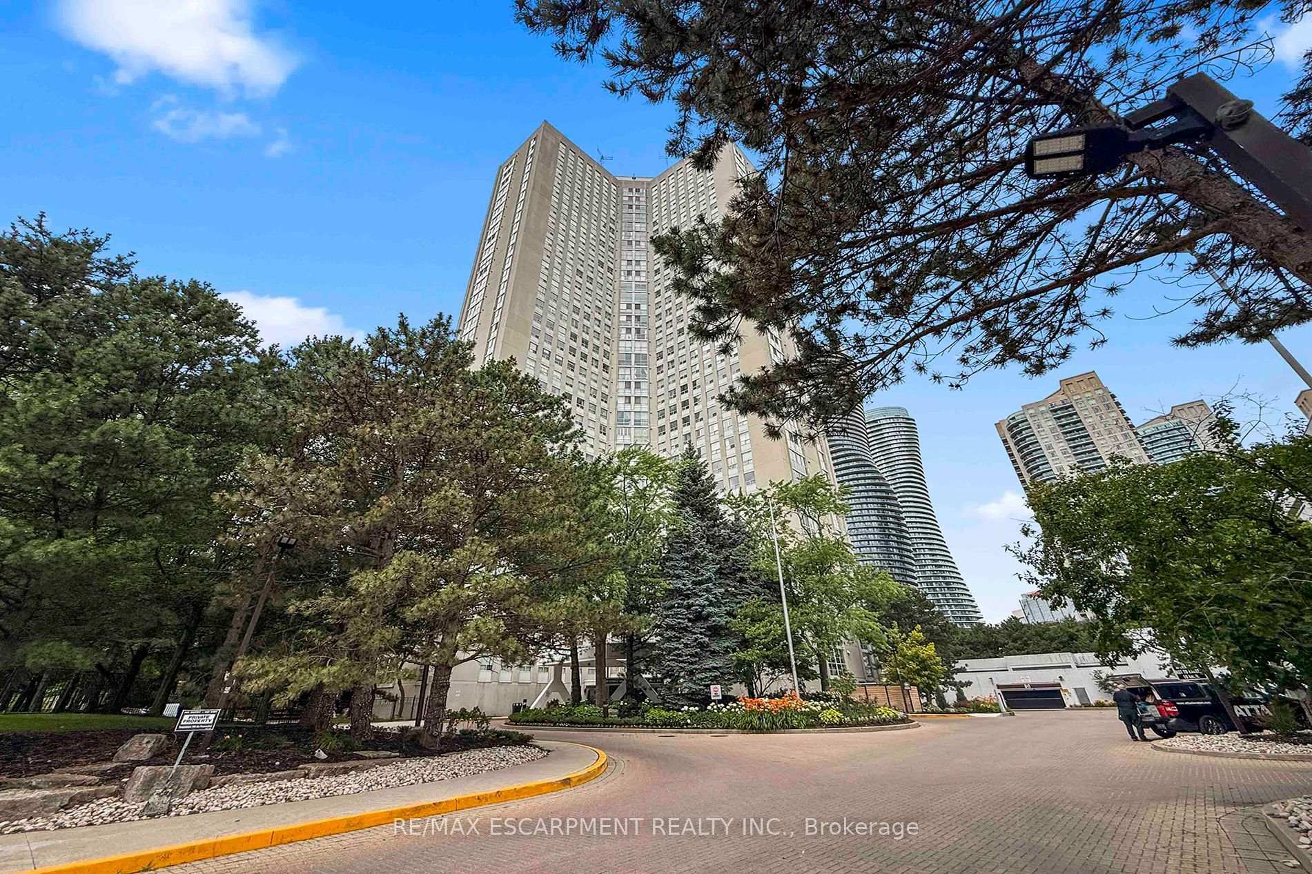 3650 Kaneff Crescent 2804