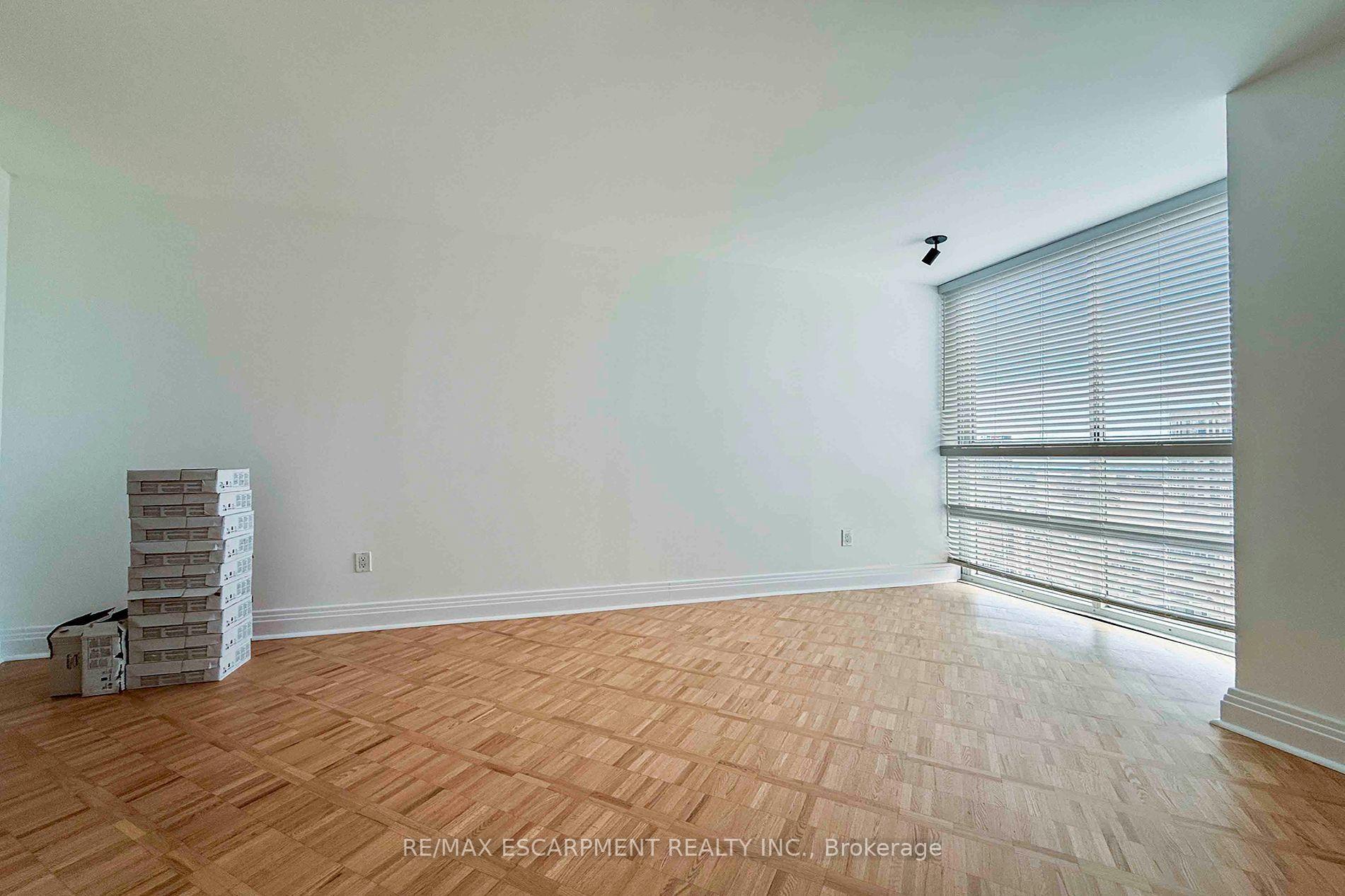 3650 Kaneff Crescent 2804
